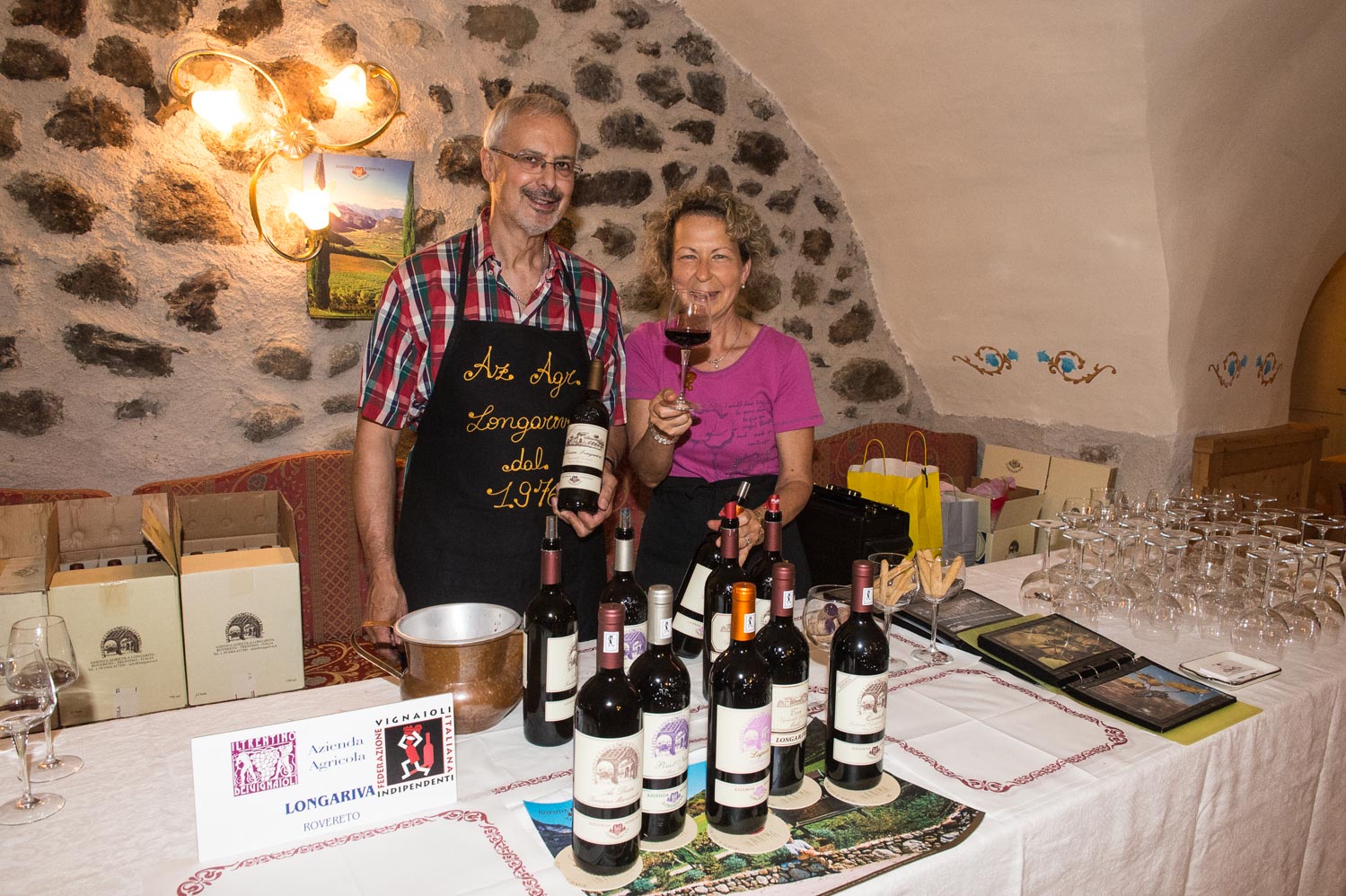 Marco e Rosanna Manica dell'Azienda Agricola offrono assaggi dei loro vini